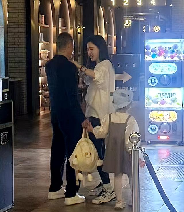 73岁王石陪4岁女儿玩,弄得满身满脸贴纸,商界大佬形象都不顾了