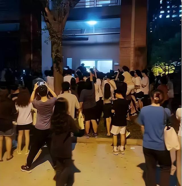 广东高校一对情侣在厕所寻找激情,结果惹众人围观,男生翻窗逃跑