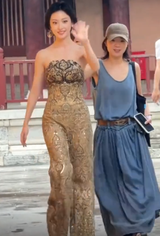 这一夜,鞠婧祎堪比“换脸”,胡连馨险些走光,程潇身材丰满