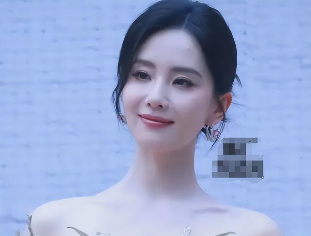这一夜,鞠婧祎堪比“换脸”,胡连馨险些走光,程潇身材丰满
