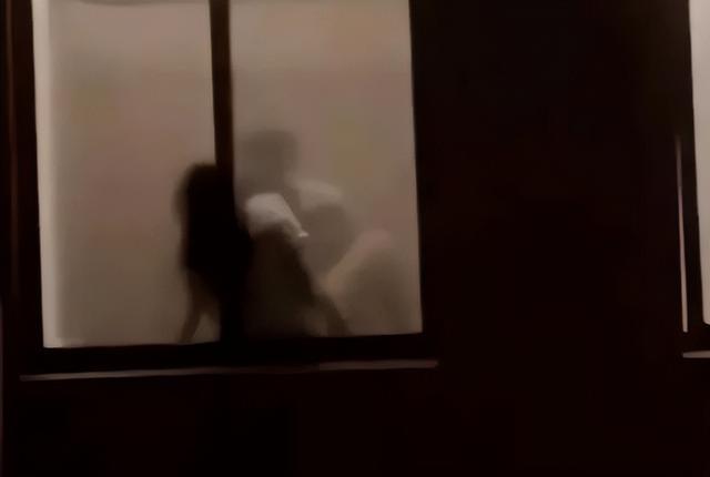 广东高校一对情侣在厕所寻找激情,结果惹众人围观,男生翻窗逃跑