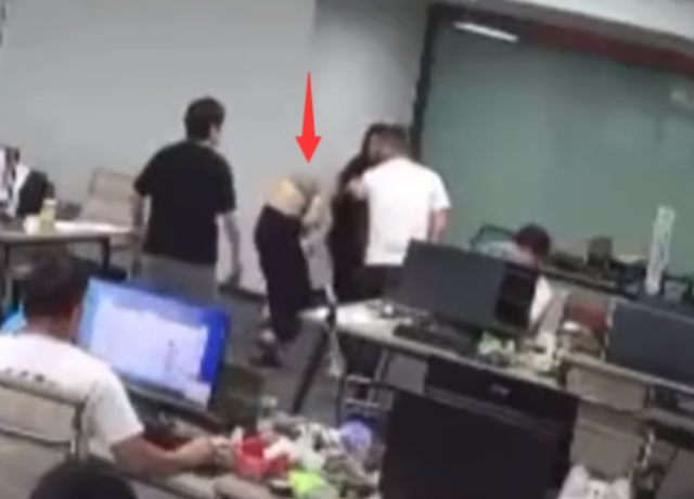 女子当小三被暴打扒掉衣服后续:知情人曝内幕,原配刚生完小孩