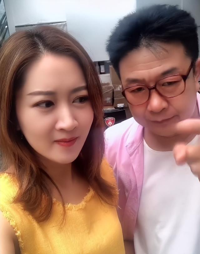 40岁的广州演员黄晓华,戏里嫁给了作家,现实中她已经结婚多年
