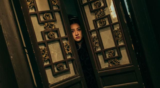 《寻凶》上映,女性捆绑海报,软情色开头,成烂俗电影标配