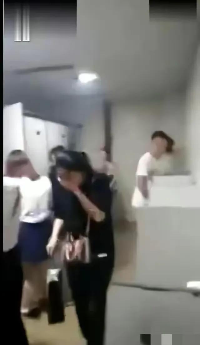 广东高校一对情侣在厕所寻找激情,结果惹众人围观,男生翻窗逃跑