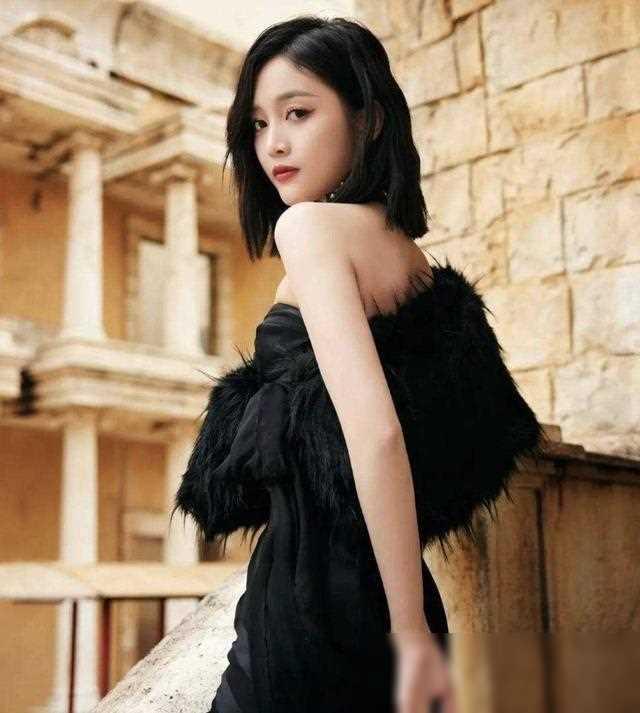 肩带滑落、裙底走光,12位女星红毯大泄春光”,太尴尬了