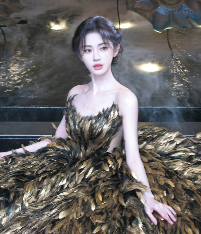 这一夜,鞠婧祎堪比“换脸”,胡连馨险些走光,程潇身材丰满