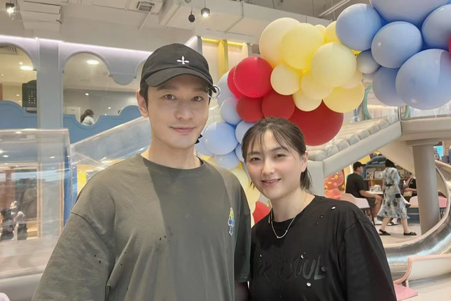 黄晓明带娃现身亲子餐厅,5岁小海绵打扮时尚,侧脸曝光酷似爸爸