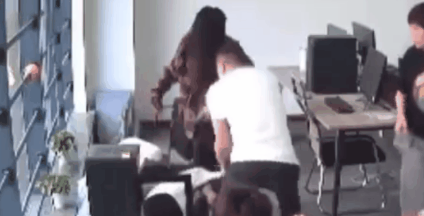 女子当小三被暴打扒掉衣服后续:知情人曝内幕,原配刚生完小孩
