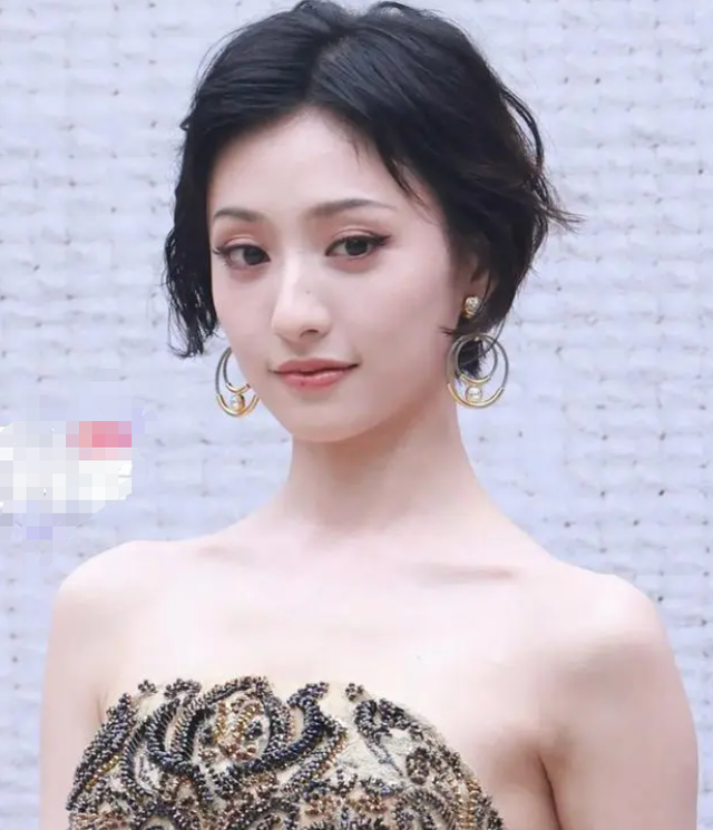 这一夜,鞠婧祎堪比“换脸”,胡连馨险些走光,程潇身材丰满