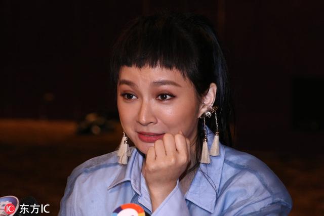 飞儿乐团女主唱Faye含泪回应被踢走，阿沁却给了另一个版本