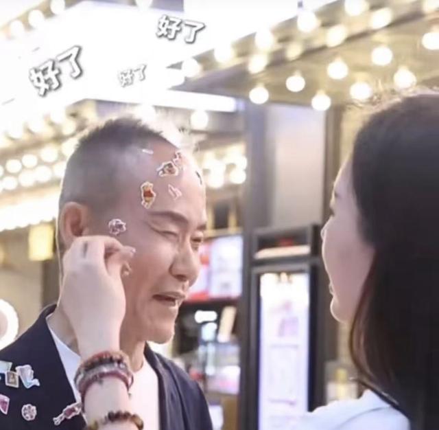 73岁王石陪4岁女儿玩,弄得满身满脸贴纸,商界大佬形象都不顾了