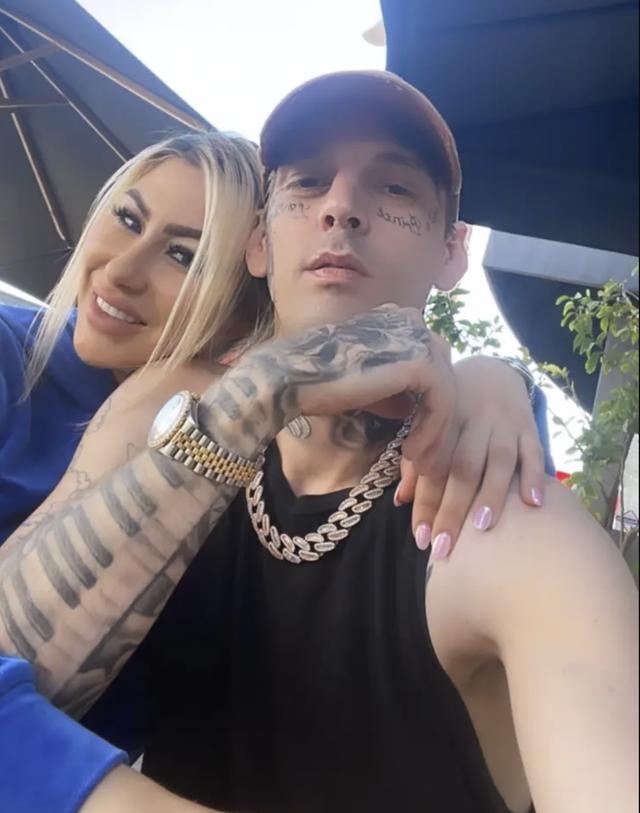 亚伦·卡特突然死在浴缸里,大起大落的,一生戛然而止