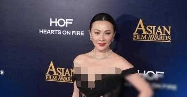 肩带滑落、裙底走光,12位女星红毯大泄春光”,太尴尬了