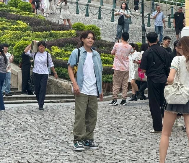 韩星李多海带老公澳门旅游,夫妻相处好甜蜜,女方长腿抢镜似少女