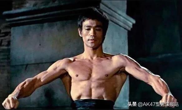 李小龙眼镜蛇般的背阔肌,无数人争相模仿,至今只有2人做到了