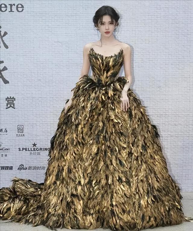 这一夜,鞠婧祎堪比“换脸”,胡连馨险些走光,程潇身材丰满