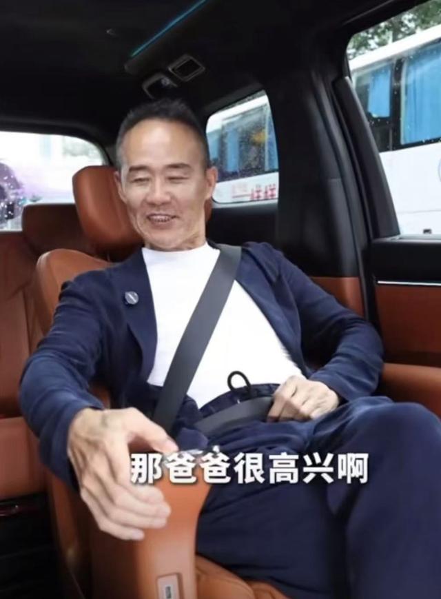 73岁王石陪4岁女儿玩,弄得满身满脸贴纸,商界大佬形象都不顾了