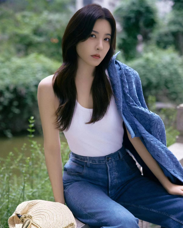 这一夜,鞠婧祎堪比“换脸”,胡连馨险些走光,程潇身材丰满