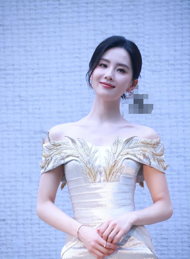 这一夜,鞠婧祎堪比“换脸”,胡连馨险些走光,程潇身材丰满