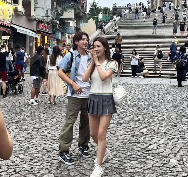 韩星李多海带老公澳门旅游,夫妻相处好甜蜜,女方长腿抢镜似少女