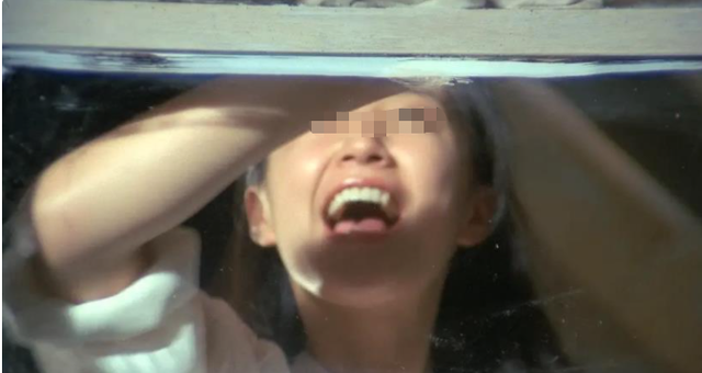 广东高校一对情侣在厕所寻找激情,结果惹众人围观,男生翻窗逃跑