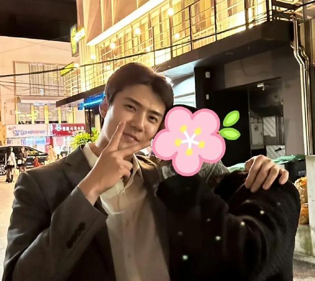 吴世勋入伍后首亮相婚礼,粉丝翘首以盼其退伍回归