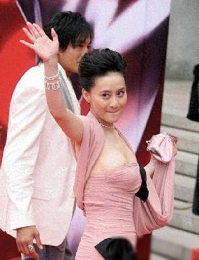 肩带滑落、裙底走光,12位女星红毯大泄春光”,太尴尬了