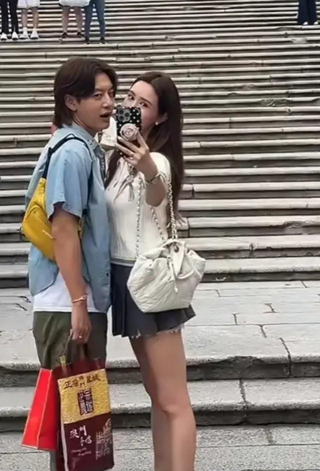 韩星李多海带老公澳门旅游,夫妻相处好甜蜜,女方长腿抢镜似少女