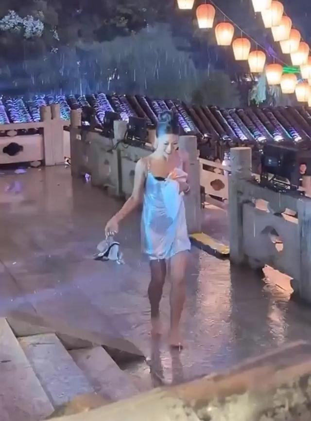 这一夜,鞠婧祎堪比“换脸”,胡连馨险些走光,程潇身材丰满