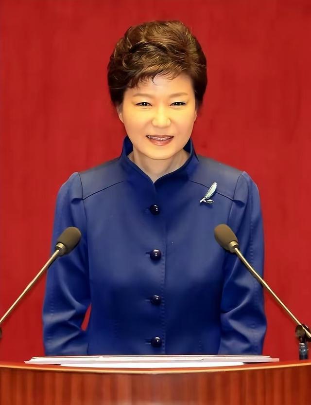 一张泳装照揭开朴槿惠青葱岁月,15岁的她竟如此迷人!