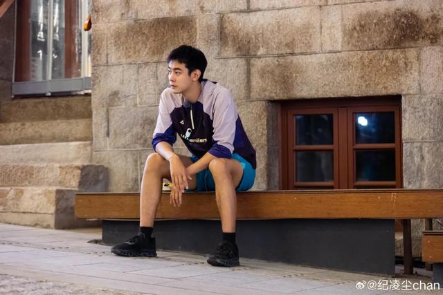 男星纪凌尘被曝“高铁假装看书”,本人回应:书里有句特别好的话,我分享给朋友