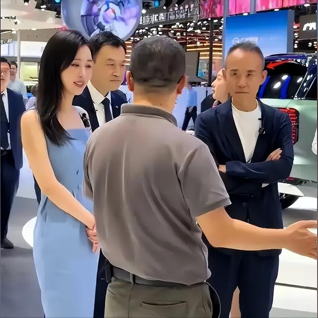 73岁王石陪4岁女儿玩,弄得满身满脸贴纸,商界大佬形象都不顾了
