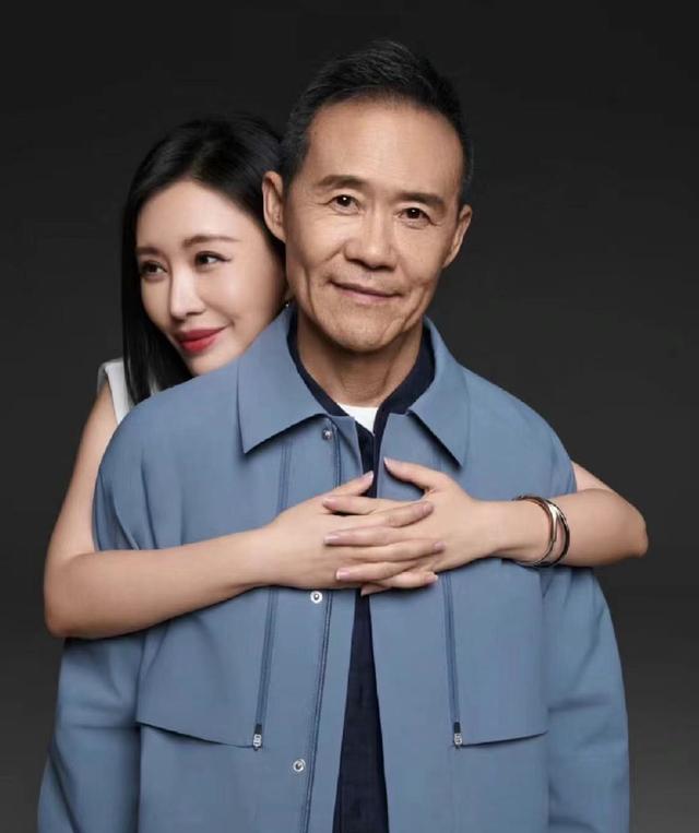 73岁王石陪4岁女儿玩,弄得满身满脸贴纸,商界大佬形象都不顾了