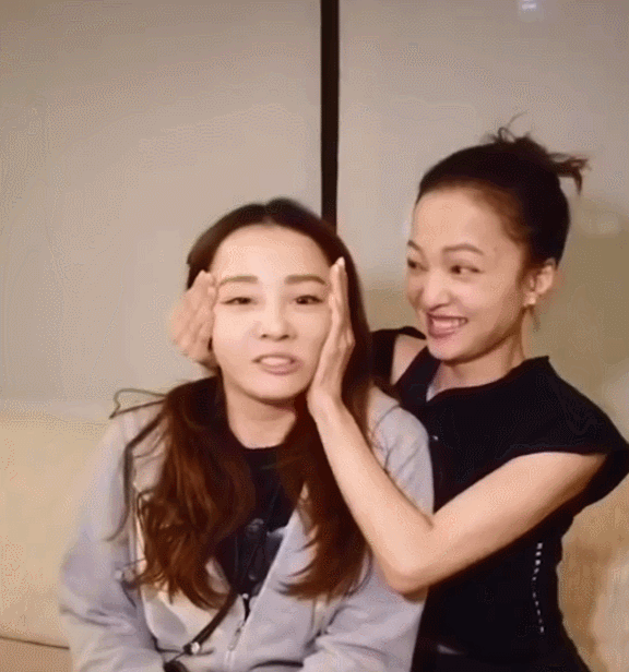张韶涵对亲妹揉脸发出魔性笑声 网友:是亲姐姐
