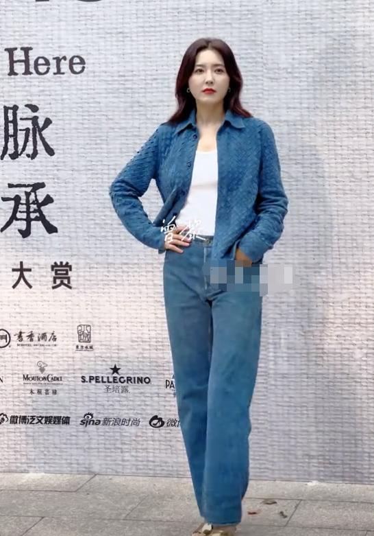 这一夜,鞠婧祎堪比“换脸”,胡连馨险些走光,程潇身材丰满