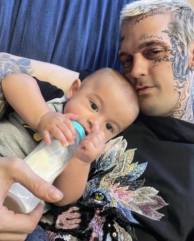 亚伦·卡特突然死在浴缸里,大起大落的,一生戛然而止