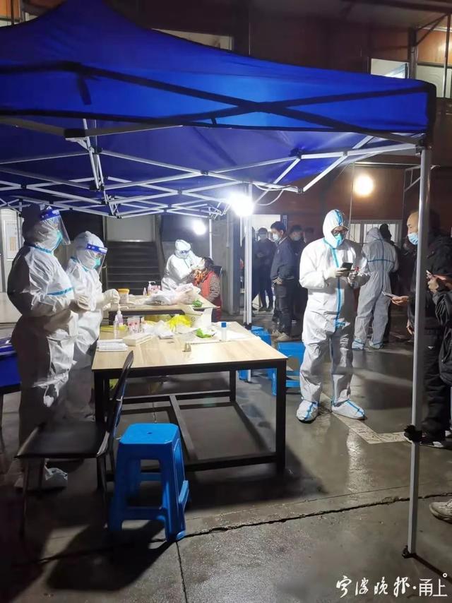 “谢谢叔叔!”“不用客气!我是你爸!”