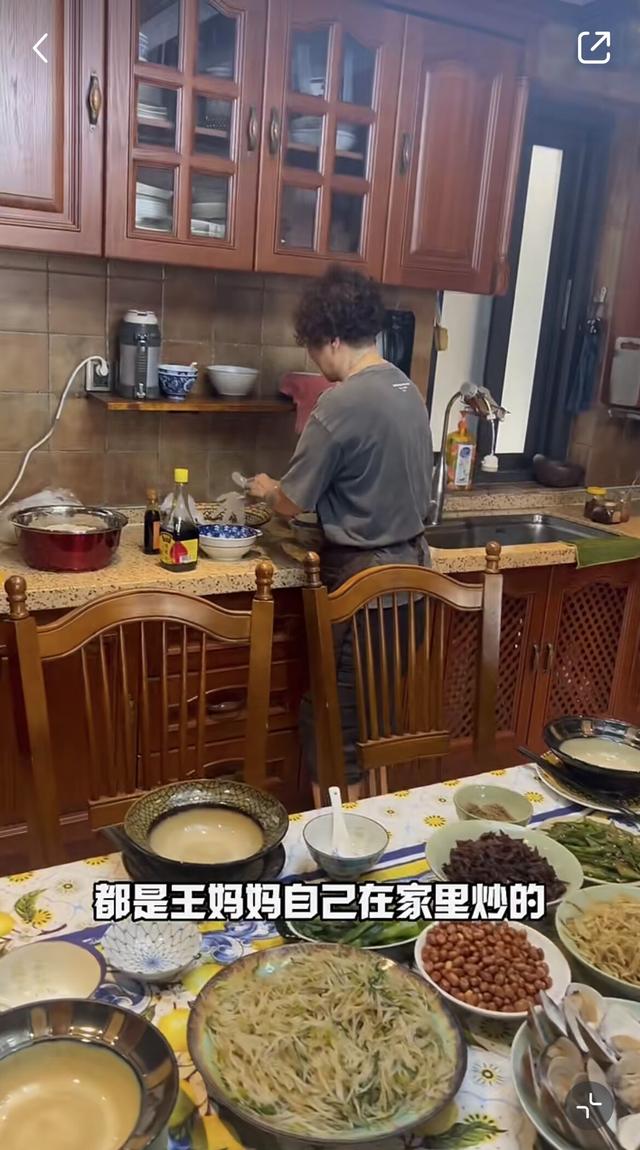 36岁女星带男星回老家!家宴朴实,作风接地气,父母农村建房养老