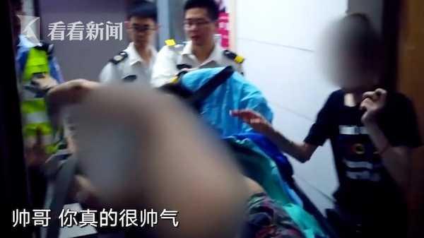 男子突发急症狂躁不已 网红民警温柔处警被“表白”:你太帅气了