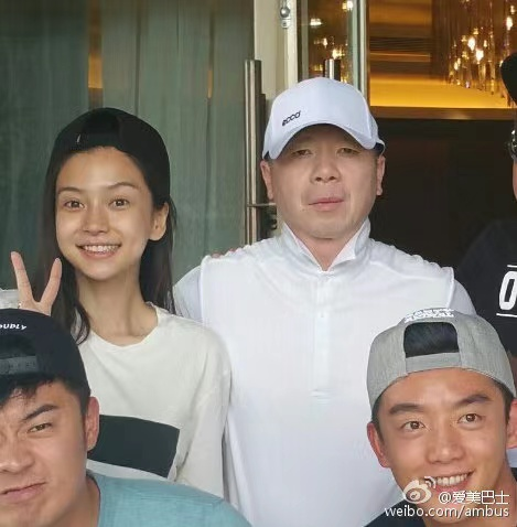 baby带娃现身聚会,素颜暴露真实颜值,皮肤黝黑靠全身涂粉增白