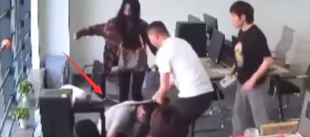 女子当小三被暴打扒掉衣服后续:知情人曝内幕,原配刚生完小孩