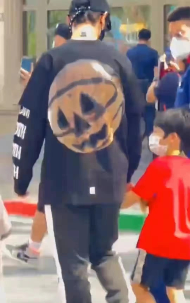 黄晓明带娃现身亲子餐厅,5岁小海绵打扮时尚,侧脸曝光酷似爸爸
