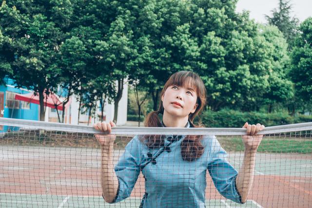 故事:失去丈夫再改嫁的女人会幸福吗?方姨和龙姨说出了自己的感情经历
