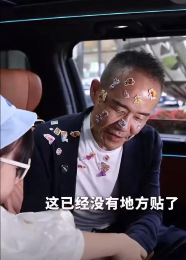 73岁王石陪4岁女儿玩,弄得满身满脸贴纸,商界大佬形象都不顾了