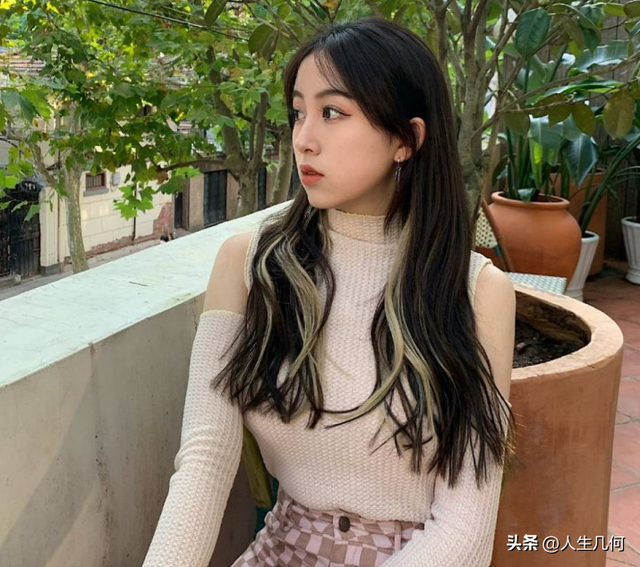 国足四大娇妻:韦世豪妻子最性感,黄金腰臀比,秒杀内娱女明星