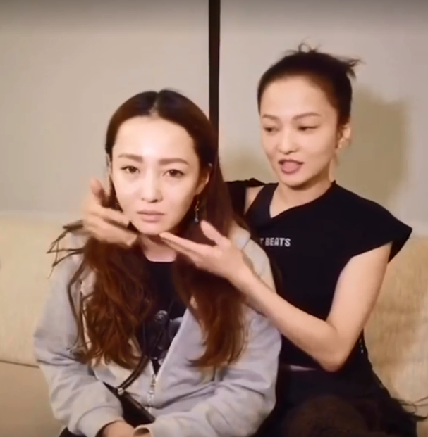 张韶涵对亲妹揉脸发出魔性笑声 网友:是亲姐姐
