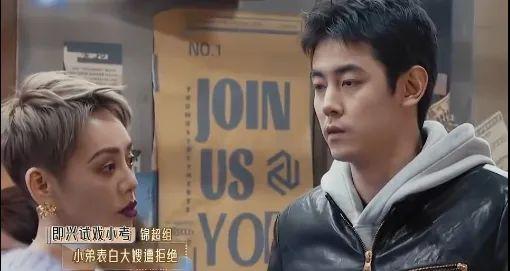 男星纪凌尘被曝“高铁假装看书”,本人回应:书里有句特别好的话,我分享给朋友
