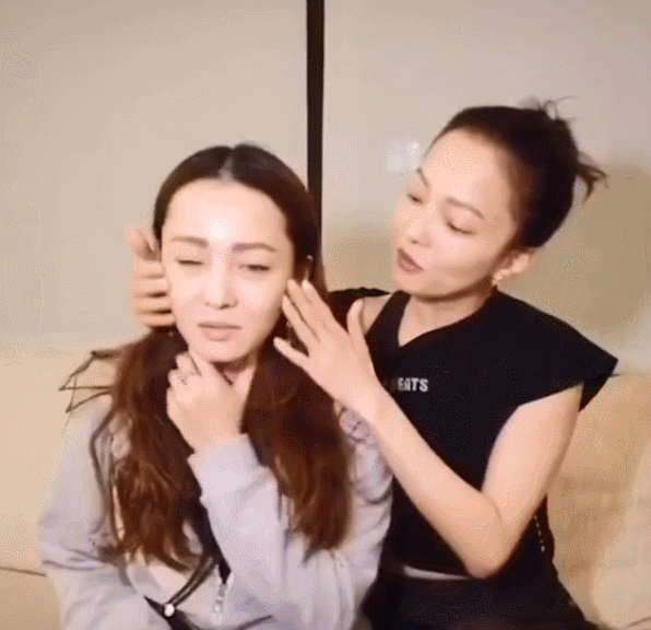 张韶涵对亲妹揉脸发出魔性笑声 网友:是亲姐姐