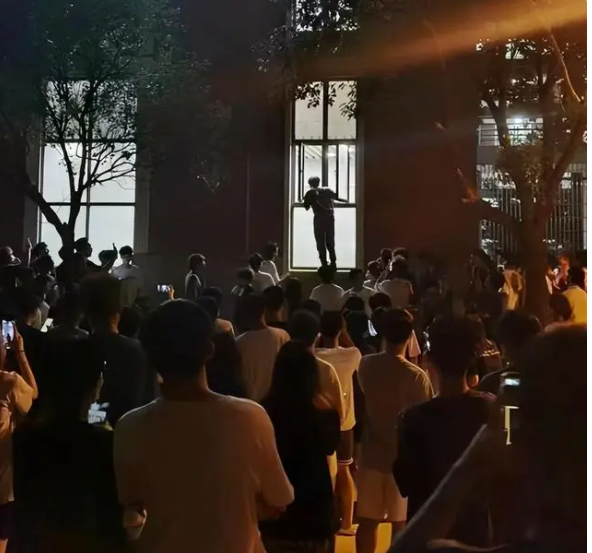 广东高校一对情侣在厕所寻找激情,结果惹众人围观,男生翻窗逃跑